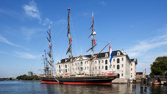 Clipper Stad Amsterdam aan de steiger