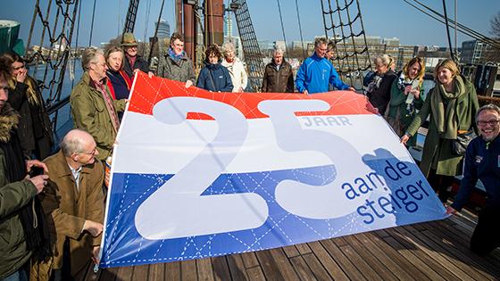 Speciale '25 jaar aan de steiger' vlag VOC-schip