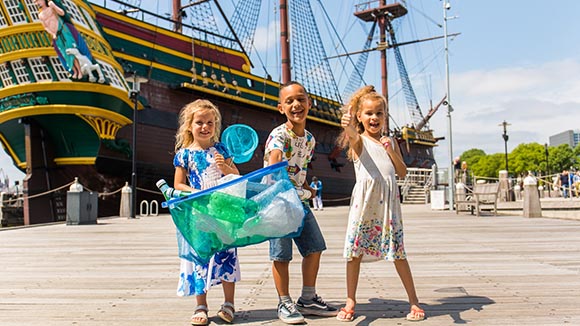 plastic vissen met de Plastic Whale sloep (7+)