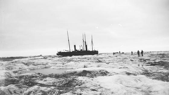 strijd om het ijs: 400 jaar Nederlandse ontdekking & exploitatie v/d Noordpool