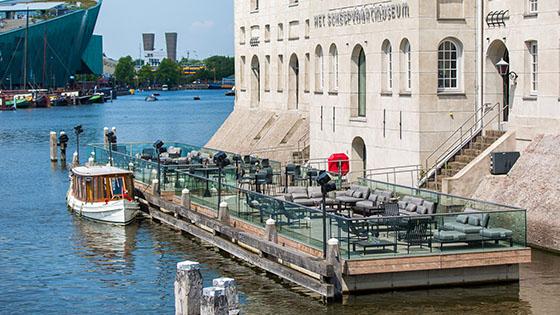 Het Scheepvaartmuseum opent nieuw terras op het water