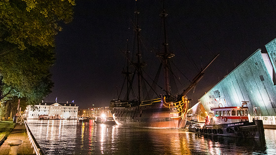 VOC-schip Amsterdam vaart naar het dok