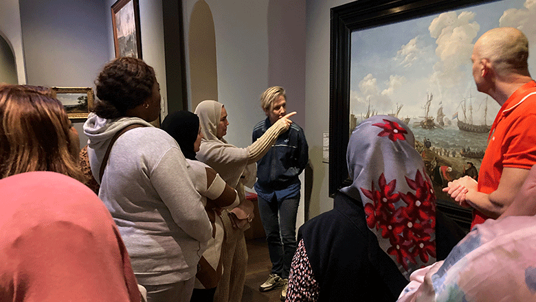 Een NT2 groep bij schilderij in Het Scheepvaartmuseum