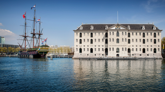 Waar in het museum ligt het VOC-schip Amsterdam?