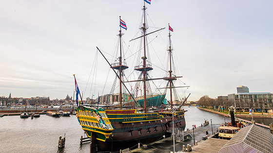 Voor wie is het VOC-schip Amsterdam?