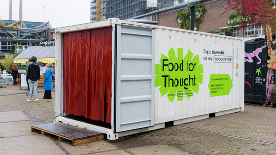 Reizende zeecontainer