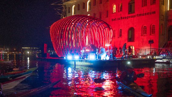Muzikaal eerbetoon aan de oceaan door Iris Hond
