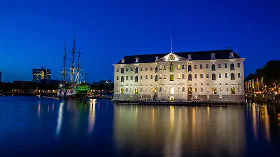 laten we elkaar een zeespiegel voorhouden