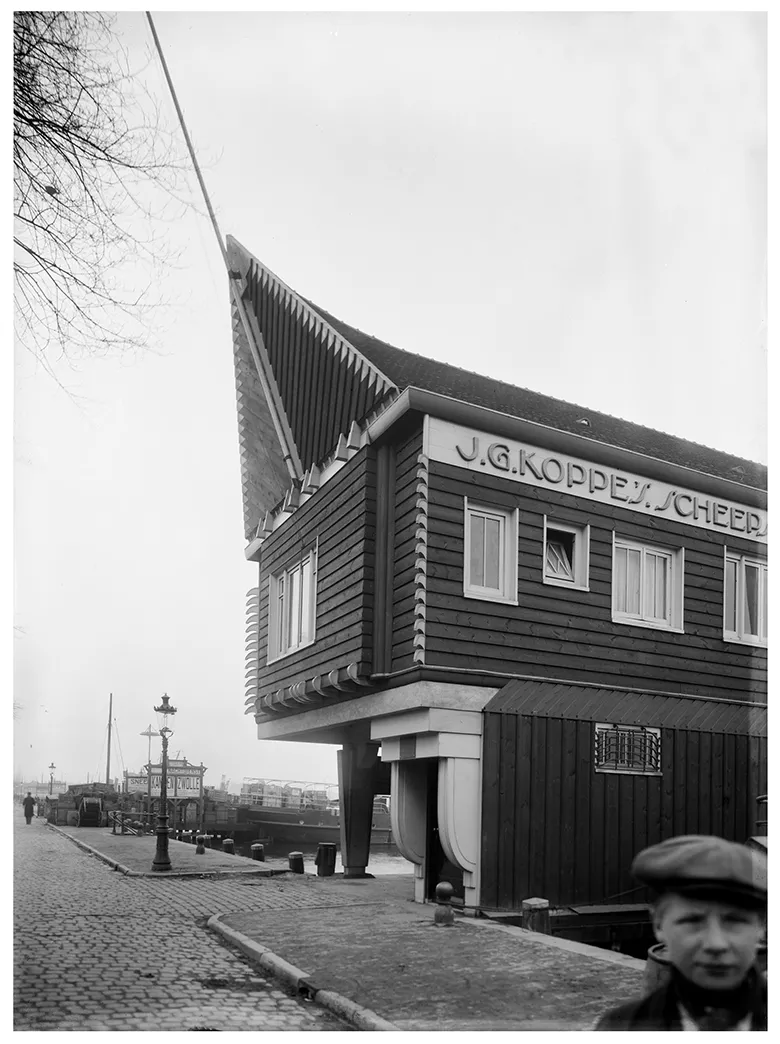 Minangkabause Huis of NACO-huisje achter Centraal Station