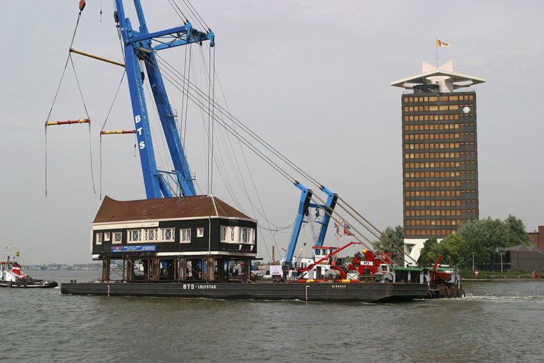 NACO-huisje op 6 mei 2004 onderweg naar tijdelijk onderkomen in Zaandam