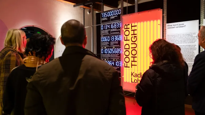 met werk van Kadir van Lohuizen