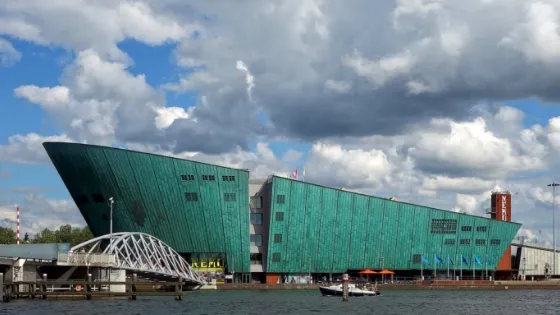 NEMO Science Museum (5 minuten lopen)