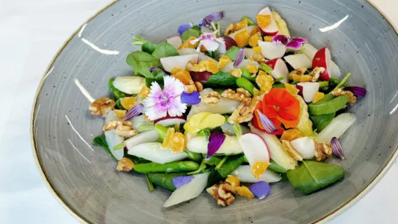 Salade van asperges en radijs