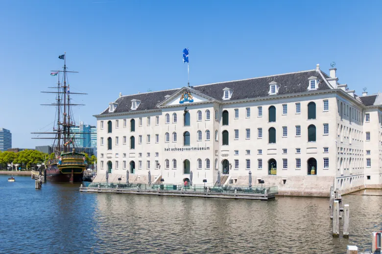 Replica van het VOC-schip Amsterdam en Het Scheepvaartmuseum